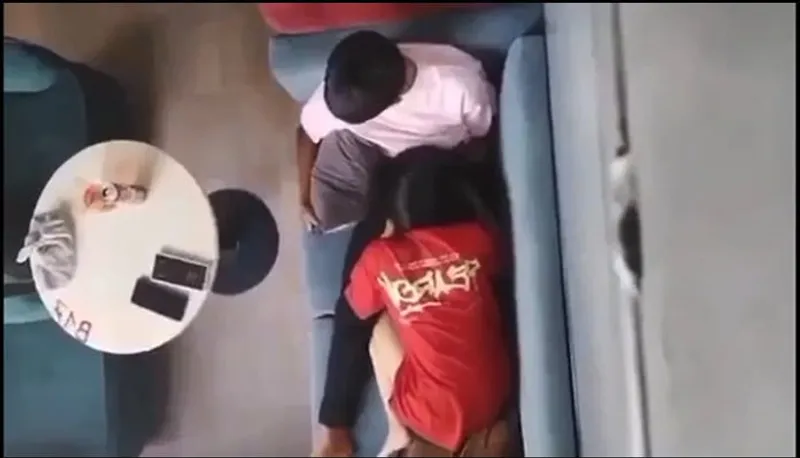 Quay lén bạn gái liếm bú cho người tình nơi công cộng
