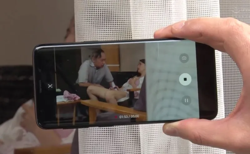 Vợ sắp cưới của con trai gian díu với bố ông xã bị gã cấp trên khu phố phát hiện