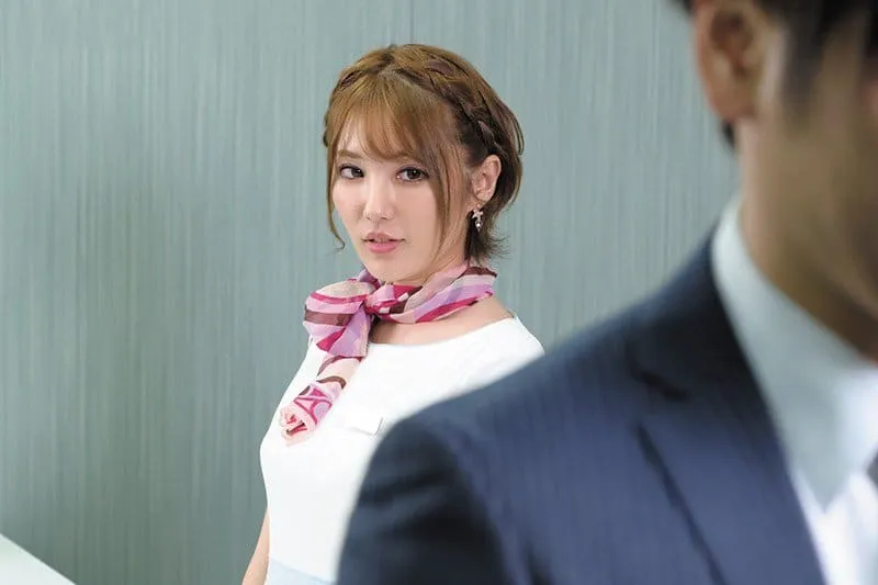 Cô lễ tân quyến rũ sếp: “tiền bối ơi em trả bài em có phê hơn cô vợ anh ?”